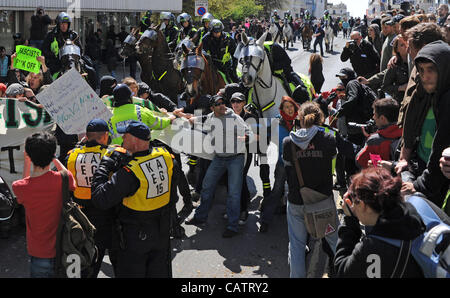 La police sur l'essayer de maintenir l'ordre entre l'EDL Mars pour l'Angleterre et le rassemblement des groupes anti qui avait sorti pour perturber l'événement Ligne de crédit : Crédit : Simon Dack / Alamy Live News. Banque D'Images