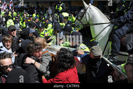 Essayez de la police pour tenir les membres de la Marche pour l'Angleterre et le rassemblement des groupes fascistes de l'autre dans le centre-ville de Brighton aujourd'hui Ligne de crédit : Crédit : Simon Dack / Alamy Live News. Banque D'Images