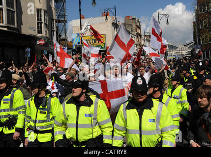 Tenir les membres de la police de l'EDL en mars pour l'Angleterre au cours de leur rassemblement à Brighton city centre aujourd'hui 22 avril 2012 Banque D'Images