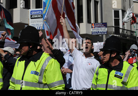 Tenir les membres de la police de l'EDL en mars pour l'Angleterre au cours de leur rassemblement à Brighton city centre aujourd'hui 22 avril 2012 Banque D'Images