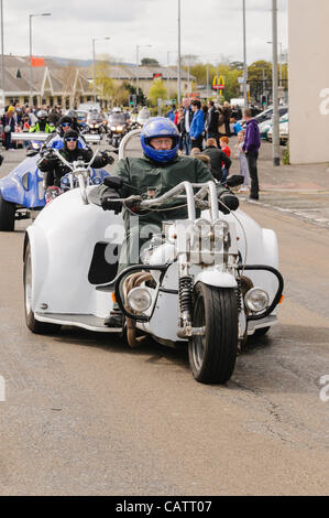 Biker monte un tricycle construit sur mesure au cours d'une charité ride-out Banque D'Images