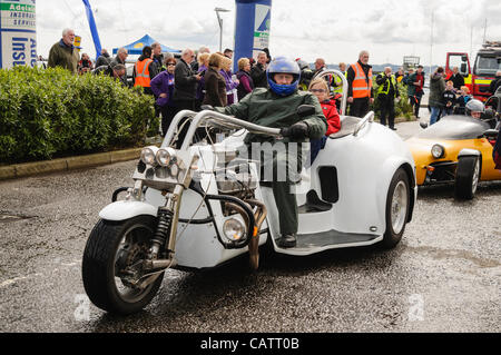 Biker monte un tricycle construit sur mesure Banque D'Images