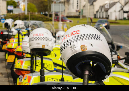 Rangée de casques sur les motos de police Banque D'Images