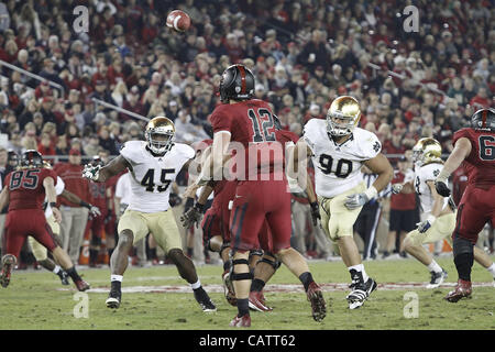 Le 26 novembre 2011 - Palo Alto, Californie, USA - Stanford Cardinal quarterback Andrew Luck (12). La Cathédrale Notre Dame Fighting Irish a été dominée par le Stanford Cardinal pour leur dernier match de saison régulière de la saison 2011. Photo par Aaron Suozzi (crédit Image : © Souzzi ZUMAPRESS.com)/Aaron Banque D'Images