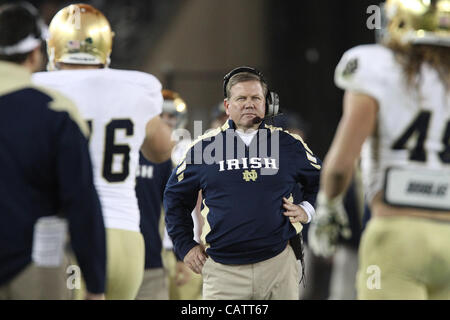 Le 26 novembre 2011 - Palo Alto, Californie, USA - Notre Dame entraîneur en chef Brian Kelly. La Cathédrale Notre Dame Fighting Irish a été dominée par le Stanford Cardinal pour leur dernier match de saison régulière de la saison 2011. Photo par Aaron Suozzi (crédit Image : © Souzzi ZUMAPRESS.com)/Aaron Banque D'Images