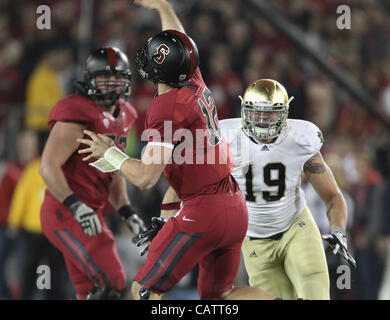 Le 26 novembre 2011 - Palo Alto, Californie, USA - Notre Dame a Aaron Lynch (19). La Cathédrale Notre Dame Fighting Irish a été dominée par le Stanford Cardinal pour leur dernier match de saison régulière de la saison 2011. Photo par Aaron Suozzi (crédit Image : © Souzzi ZUMAPRESS.com)/Aaron Banque D'Images