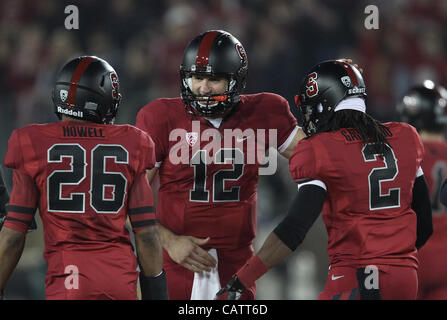 Le 26 novembre 2011 - Palo Alto, Californie, USA - Stanford Cardinal quarterback Andrew Luck (12). La Cathédrale Notre Dame Fighting Irish a été dominée par le Stanford Cardinal pour leur dernier match de saison régulière de la saison 2011. Photo par Aaron Suozzi (crédit Image : © Souzzi ZUMAPRESS.com)/Aaron Banque D'Images