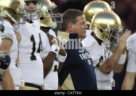 Le 26 novembre 2011 - Palo Alto, Californie, USA - Notre Dame entraîneur en chef Brian Kelly. La Cathédrale Notre Dame Fighting Irish a été dominée par le Stanford Cardinal pour leur dernier match de saison régulière de la saison 2011. Photo par Aaron Suozzi (crédit Image : © Souzzi ZUMAPRESS.com)/Aaron Banque D'Images