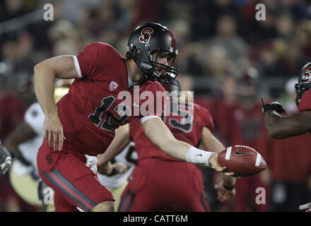 Le 26 novembre 2011 - Palo Alto, Californie, USA - Stanford Cardinal quarterback Andrew Luck (12). La Cathédrale Notre Dame Fighting Irish a été dominée par le Stanford Cardinal pour leur dernier match de saison régulière de la saison 2011. Photo par Aaron Suozzi (crédit Image : © Souzzi ZUMAPRESS.com)/Aaron Banque D'Images