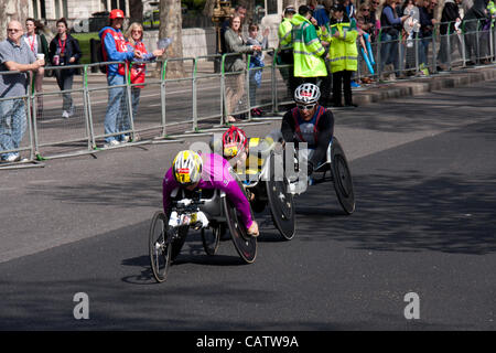 Londres, Royaume-Uni. 22 avril, 2012. Diane Roy (CAN), Laurens Sibaja- Molina(CRI) et Wakako Tsuchida au mile 25 (40km) le point de la marathon de Londres 2012. Banque D'Images