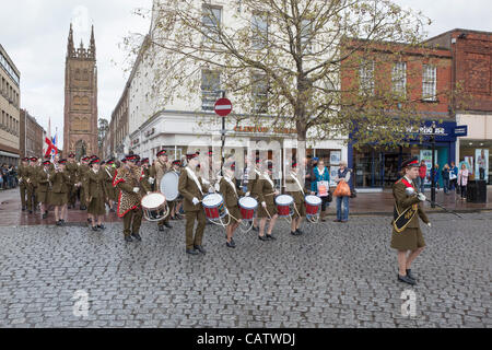 Les cadets de l'armée marche dans le centre-ville de Taunton, Somerset, Angleterre le dimanche 22 avril 2012 pour célébrer le jour de la Saint-Georges. Cet événement annuel est assisté par les Boy Scouts et groupes de guides pour faire respecter la tradition du saint patron de l'Angleterre. Banque D'Images