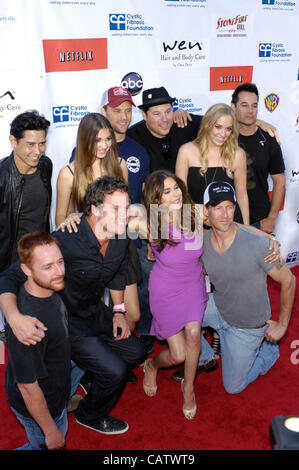 22 avril 2012 - Hollywood, Californie, États-Unis - Scott Grimes, Bob Guiney, Emerson Tenney, Jesse Spencer, Greg Grunberg, Teri Hatcher, Andrea Bowen, Adrian Pasdar et James Denton lors de la 2e fête de quartier annuelle sur wisteria lane au profit de la Fondation canadienne de la fibrose kystique, qui a eu lieu sur l'Universal Studi Banque D'Images