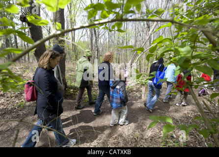 Avril 22, 2012 - Ann Arbor, Michigan, États-Unis - les gens prennent un tour guidé à travers les bois de l'étang noir lors de la Journée de la Terre à l'Leslie Science Center à Ann Arbor, MI, le 22 avril 2012. (Crédit Image : © Mark Bialek/ZUMAPRESS.com) Banque D'Images