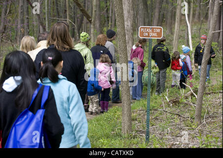 Avril 22, 2012 - Ann Arbor, Michigan, États-Unis - une visite guidée à travers les bois de l'étang noir est donné le jour de la Terre à l'Leslie Science Center à Ann Arbor, MI, le 22 avril 2012. (Crédit Image : © Mark Bialek/ZUMAPRESS.com) Banque D'Images