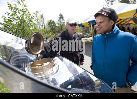 Avril 22, 2012 - Ann Arbor, Michigan, États-Unis - Lashawn Boykin de Ypsilanti vérifie sur David Konkle's four solaire le jour de la Terre à l'Leslie Science Center à Ann Arbor, MI, le 22 avril 2012. (Crédit Image : © Mark Bialek/ZUMAPRESS.com) Banque D'Images