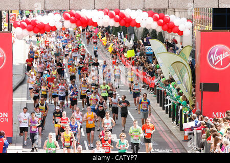 Au cours de l'concurrents Marathon de Londres 2012 atteindre le repère à 23 milles du pont de Londres, Royaume-Uni Banque D'Images