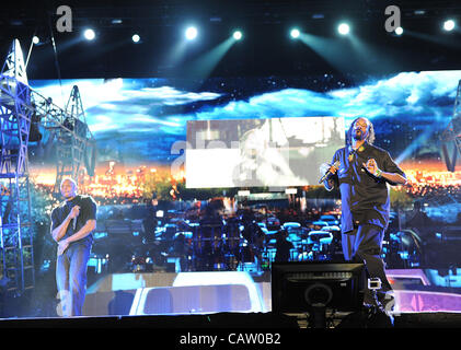 Apr 22, 2012 - Indio, California, USA - Artiste RAP DR. DRE et Snoop Dogg exécute dans le cadre de la Coachella 2012 Music & Arts Festival qui aura lieu à l'Empire Polo Field. Les trois jours du festival permettra d'attirer des milliers de fans pour voir une variété d'artiste sur cinq étapes différentes. Copyrig Banque D'Images