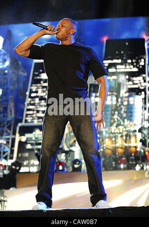 Apr 22, 2012 - Indio, California, USA - Artiste RAP DR. DRE et Snoop Dogg exécute dans le cadre de la Coachella 2012 Music & Arts Festival qui aura lieu à l'Empire Polo Field. Les trois jours du festival permettra d'attirer des milliers de fans pour voir une variété d'artiste sur cinq étapes différentes. Copyrig Banque D'Images