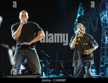 Apr 22, 2012 - Indio, California, USA - Artiste RAP DR. DRE et Snoop Dogg exécute dans le cadre de la Coachella 2012 Music & Arts Festival qui aura lieu à l'Empire Polo Field. Les trois jours du festival permettra d'attirer des milliers de fans pour voir une variété d'artiste sur cinq étapes différentes. Copyrig Banque D'Images