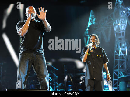 Apr 22, 2012 - Indio, California, USA - Artiste RAP DR. DRE et Snoop Dogg exécute dans le cadre de la Coachella 2012 Music & Arts Festival qui aura lieu à l'Empire Polo Field. Les trois jours du festival permettra d'attirer des milliers de fans pour voir une variété d'artiste sur cinq étapes différentes. Copyrig Banque D'Images