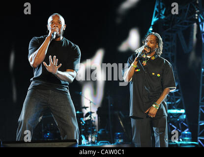 Apr 22, 2012 - Indio, California, USA - Artiste RAP DR. DRE et Snoop Dogg exécute dans le cadre de la Coachella 2012 Music & Arts Festival qui aura lieu à l'Empire Polo Field. Les trois jours du festival permettra d'attirer des milliers de fans pour voir une variété d'artiste sur cinq étapes différentes. Copyrig Banque D'Images