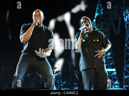 Apr 22, 2012 - Indio, California, USA - Artiste RAP DR. DRE et Snoop Dogg exécute dans le cadre de la Coachella 2012 Music & Arts Festival qui aura lieu à l'Empire Polo Field. Les trois jours du festival permettra d'attirer des milliers de fans pour voir une variété d'artiste sur cinq étapes différentes. Copyrig Banque D'Images