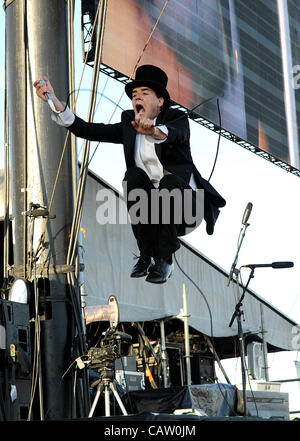 Apr 22, 2012 - Indio, California, USA - Chanteur Howlin' Pelle Almqvist du groupe The Hives effectue dans le cadre de la Coachella 2012 Music & Arts Festival qui aura lieu à l'Empire Polo Field. Les trois jours du festival permettra d'attirer des milliers de fans pour voir une variété d'artiste sur cinq différen Banque D'Images