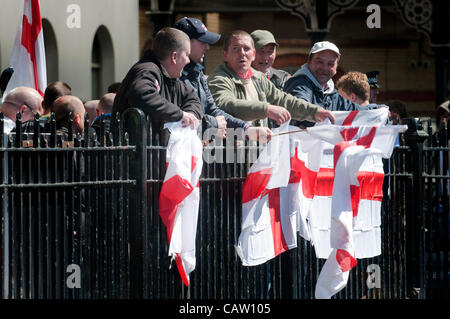 La Ligue de défense anglaise en mars pour l'Angleterre, à Brighton. Banque D'Images