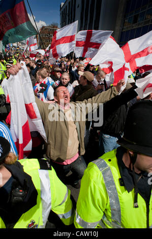 La Ligue de défense anglaise en mars pour l'Angleterre, à Brighton. Banque D'Images