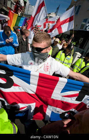 La Ligue de défense anglaise en mars pour l'Angleterre, à Brighton. Banque D'Images