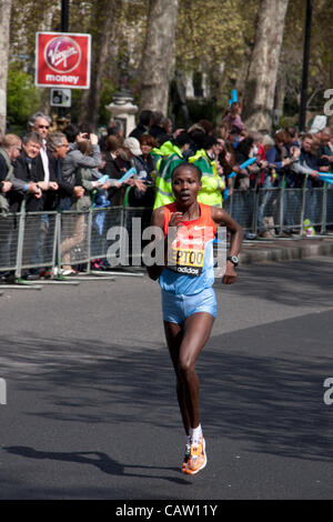 Londres, Royaume-Uni. 23 avril, 2012. Priscah Jeptoo (KEN) s'exécutant dans le Virgin London Marathon 2012 au 25 km (40KM) Le point, la finition 3e avec un temps de 02:20:14. Banque D'Images