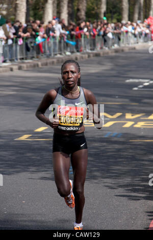 Londres, Royaume-Uni. 23 avril, 2012. Florence Kiplagat (KEN) s'exécutant dans le Virgin London Marathon 2012 au 25 km (40KM) Le point, la finition 4e avec un temps de 02:20:57. Banque D'Images