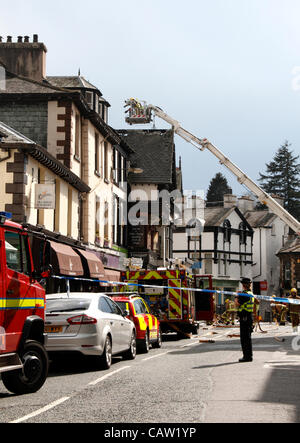 L'équipe de pompiers de Cumbria assistant à l'incendie à Vinegar Jones chip shop en Bowness on Windermere le dimanche 22 avril qui a eu la plus grande partie de la journée à mettre sous contrôle. Banque D'Images
