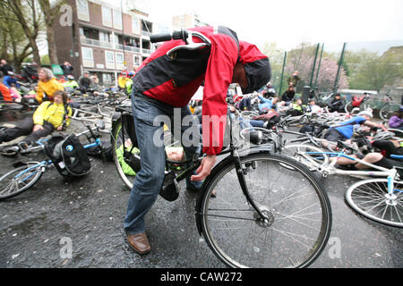 London,UK,23/04/2012. Mourir en signe de protestation organisées par les cyclistes en colère contre Addison Lee Président John Griffin's présumées de l'article vélo dans la revue de client de l'entreprise Ajouter Lib. Banque D'Images