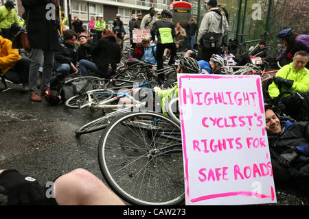 London,UK,23/04/2012. Mourir en signe de protestation organisées par les cyclistes en colère contre Addison Lee Président John Griffin's présumées de l'article vélo dans la revue de client de l'entreprise Ajouter Lib. Banque D'Images