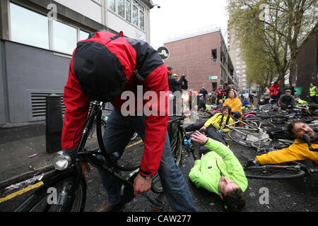 London,UK,23/04/2012. Mourir en signe de protestation organisées par les cyclistes en colère contre Addison Lee Président John Griffin's présumées de l'article vélo dans la revue de client de l'entreprise Ajouter Lib. Banque D'Images