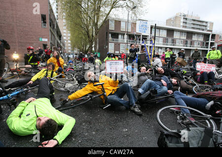 London,UK,23/04/2012. Mourir en signe de protestation organisées par les cyclistes en colère contre Addison Lee Président John Griffin's présumées de l'article vélo dans la revue de client de l'entreprise Ajouter Lib. Banque D'Images