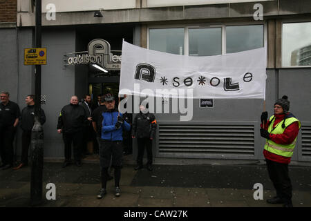 London,UK,23/04/2012. Bannerwith le mot 'CUL' étant détenu par les cyclistes qui protestaient à l'extérieur de l'un des principaux bureaux d'Addison Lee dans William Rue NW1. Les manifestants sont en colère contre Addison Lee Président John Griffin's vélo anti-article dans Revue de client de l'entreprise Ajouter Lib. Banque D'Images