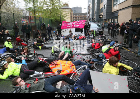 London,UK,23/04/2012. Mourir en signe de protestation organisées par les cyclistes en colère contre Addison Lee Président John Griffin's présumées de l'article vélo dans la revue de client de l'entreprise Ajouter Lib. Banque D'Images