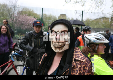 London,UK,23/04/2012. Protestant contre le port d'un masque de crâne cycliste au die-in de protestation organisé par les cyclistes en colère contre Addison Lee Président John Griffin's vélo anti-article dans Revue de client de l'entreprise Ajouter lib. Banque D'Images