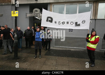 London,UK,23/04/2012. Bannerwith le mot 'CUL' étant détenu par les cyclistes qui protestaient à l'extérieur de l'un des principaux bureaux d'Addison Lee dans William Rue NW1. Les manifestants sont en colère contre Addison Lee Président John Griffin's vélo anti-article dans Revue de client de l'entreprise Ajouter Lib. Banque D'Images