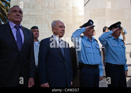 De gauche à droite : Le Ministre Yitzhak Aharonovitch, le Président Shimon Peres, Commissaire Yohanan Danino et le général Yaron Beéri sont accueillis à l'entrée d'un pré-indépendance jour rendant hommage à l'excellence des officiers de police. Jérusalem, Israël. 23-Apr-2012. Banque D'Images