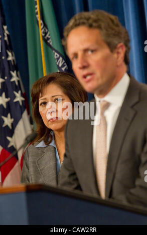 Le secrétaire américain au Trésor Timothy Geithner tient une conférence de presse pour discuter de la libération de la sécurité sociale et Medicare rapports fiduciaires 23 avril 2012 à Washington, DC. Secrétaire au Travail Hilda Solis et de la Santé et des services s'est joint à Kathleen Sebelius Secrétaire Geithner d'annoncer l'assurance-maladie" Banque D'Images