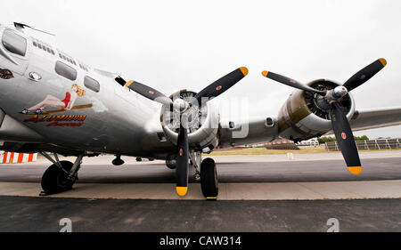 23 avril 2012 - Van Nuys, CA, USA - vue sur les moteurs Wright Cyclone R-1820-97 et le nez de l'art sur l'Experimental Aircraft Association est entièrement restauré, B-17 'Flying Fortress' couvert d'aluminium, qui se trouve sur le tarmac de l'aéroport de Van Nuys avant une journée des médias vol au dessus de Los Angeles. Vital pour Banque D'Images