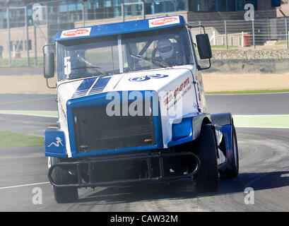 22.04.2012 Brands Hatch, Adam Bint conduisant le Bint Racing Blanc Volvo entre dans la voie des stands après son entrée en 8ème course 1 dimanche lors de la Raceday Delphi 2012 British Truck Racing Championship. Banque D'Images