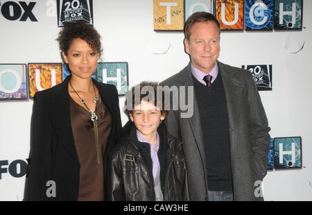 23 avril 2012 - Los Angeles, Californie, États-Unis - Gugu Mbatha-Raw, David Mazouz et Kiefer Sutherland en assistant à l'écran tactile du panneau de contrôle et de débat de la Leonard H. Goldenson Theatre à North Hollywood, Californie le 23 avril 2012. Crédit Image : 2012(Â© D. Long/Globe Photos/ZUMAPRESS.com) Banque D'Images