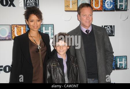 Gugu Mbatha-Raw, David Mazouz, Kiefer Sutherland aux arrivées dans le cas d'un examen préalable et Discussion de groupe, Leonard H. Goldenson Theatre, Los Angeles, CA, 23 avril 2012. Photo par : Dee Cercone/Everett Collection Banque D'Images
