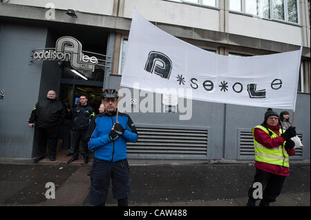 Une masse' à l'extérieur d'Addison Lee's London bureaux. Ils essaient de parler à John Griffin pour mettre en évidence le danger que représentent les conducteurs son aux cyclistes s'ils suivent ses instructions pour utiliser les voies de bus. Il sort mais ne peut pas être entendu par la foule. Stanhope Street, London, UK 23 avril 2012. Banque D'Images