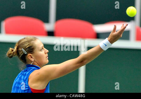 Lucie Safarova (CZE) lors de la demi-finale de Fed Cup match République tchèque contre l'Italie, à Ostrava, en République tchèque, le 21 avril 2012. (Photo/CTK Jaroslav Ozana) Banque D'Images