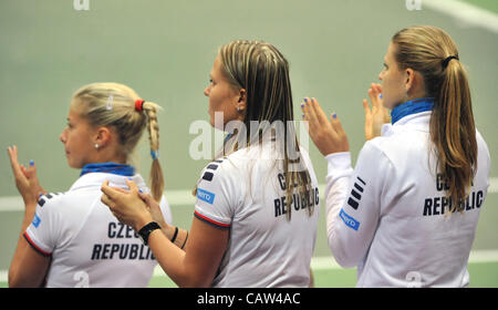 Andrea Hlavackova, Lucie Hradecka et Lucie Safarova soutenir leur coéquipier Petra Kvitova (CZE) tous dans le match de demi-finale de Fed Cup contre la République tchèque Italie contre Franceska Schiavone à Ostrava, en République tchèque, le 22 avril 2012. (Photo/CTK Jaroslav Ozana) Banque D'Images